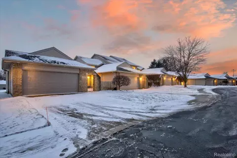 174 Addison Cir #19, Fowlerville, MI 48836