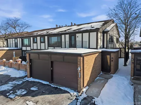 216 Country Club Dr, Saint Clair Shores, MI 48082