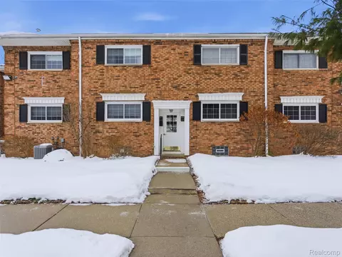 607 E Fox Hills E Dr, Bloomfield Hills, MI 48304