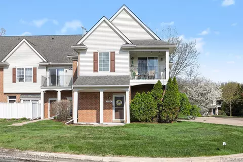 2858 Cottonwood Dr #C, Waterford, MI 48328