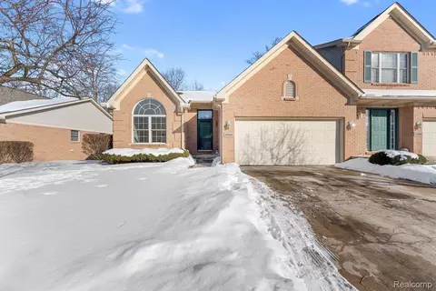 23664 W Lake Cir, Brownstown, MI 48183