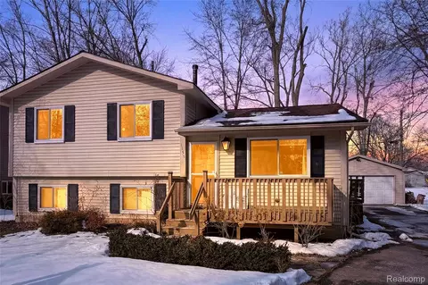 1155 Seabury Dr, Orion, MI 48362