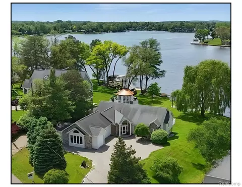 3337 Alco Dr, Waterford, MI 48329