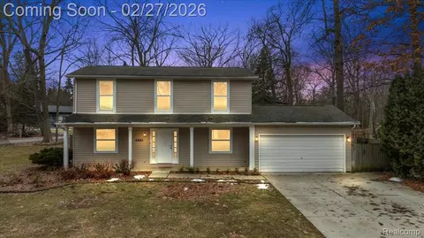6885 Aeroview St, West Bloomfield, MI 48324