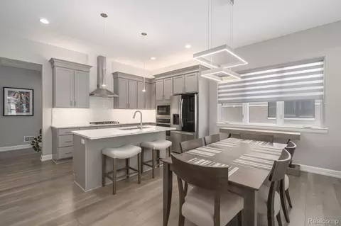 7484 Gramercy Cir, West Bloomfield, MI 48322