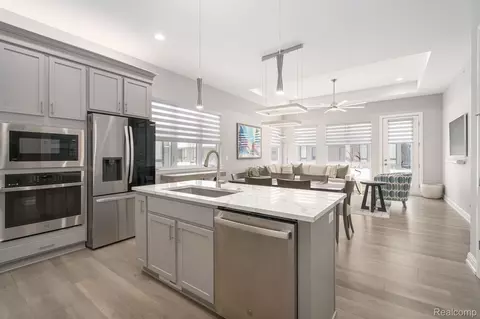 7484 Gramercy Cir, West Bloomfield, MI 48322