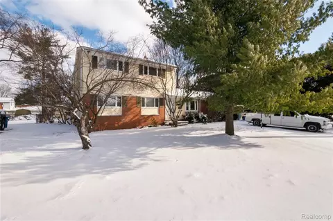 3520 Warringham Ave, Waterford, MI 48329