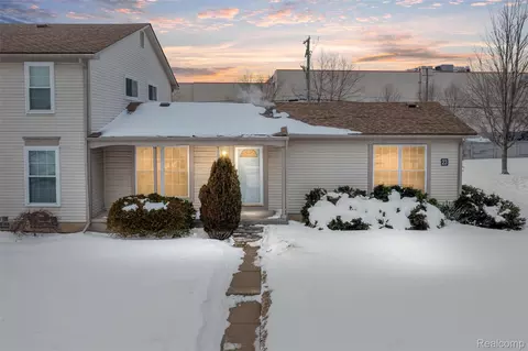 35335 Tall Oaks Dr, Sterling Heights, MI 48312