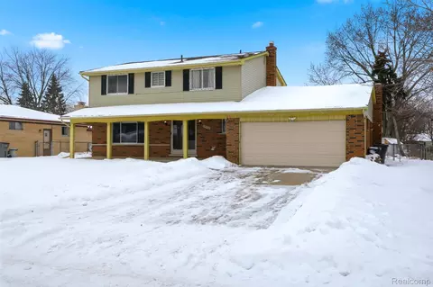 39563 Cadborough Dr, Clinton Township, MI 48038