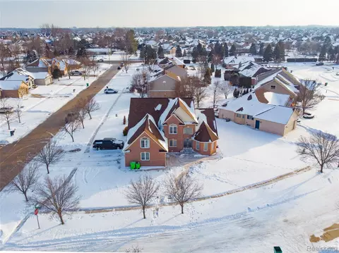 20218 Glenview Ct, Macomb, MI 48044