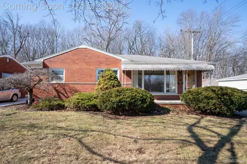 3832 Longmeadow Dr, Trenton, MI 48183