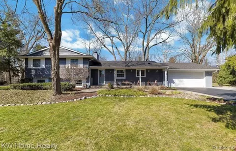 6572 Spruce Dr, Bloomfield Hills, MI 48301