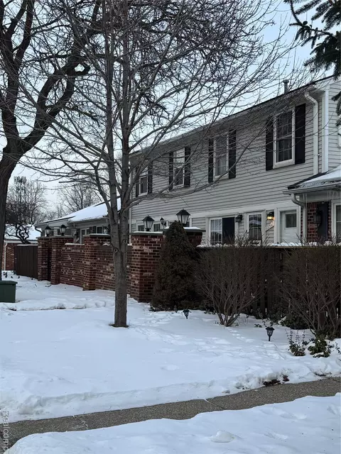 39547 Heatherheath Dr, Clinton Township, MI 48038