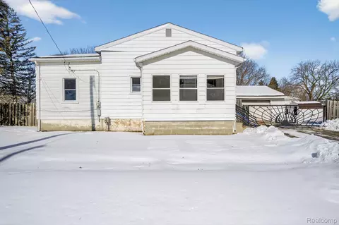 2221 Savoy Ave, Burton, MI 48529