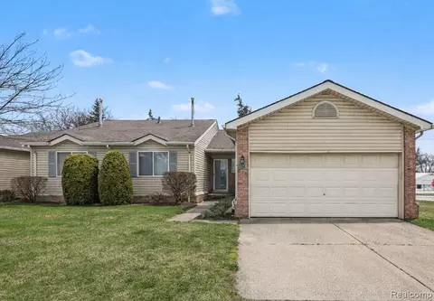 24326 Juliet Dr, Center Line, MI 48015