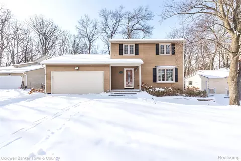 1010 Oak Ridge Cir, Brighton, MI 48116