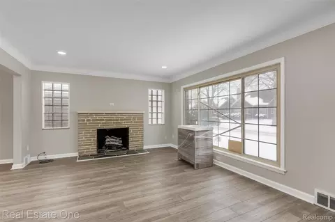 19196 Berden St, Grosse Pointe, MI 48236