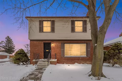 19196 Berden St, Grosse Pointe, MI 48236