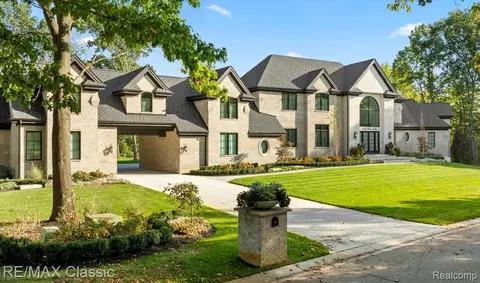 2866 Pine Bluffs Ct, Highland, MI 48357