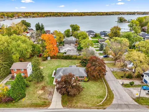 633 S Pontiac Trl, Walled Lake, MI 48390