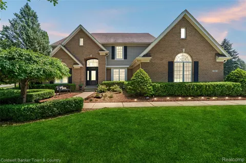 324 Nairn Cir, Highland, MI 48357