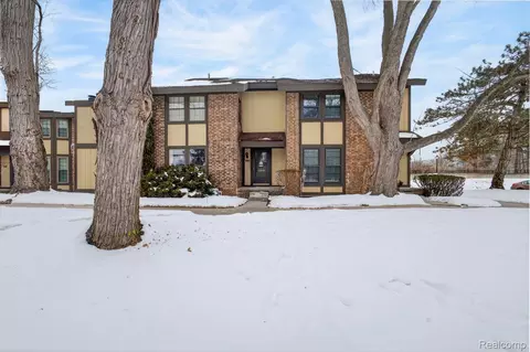 24900 Glenbrooke Dr, Southfield, MI 48033