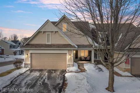 8222 Sequoia Ln, White Lake, MI 48386