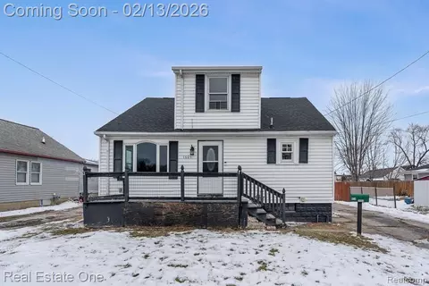 1605 Hudson St, Essexville, MI 48732