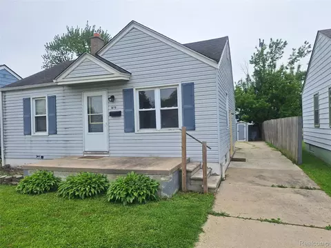 829 Hudson St, Wyandotte, MI 48192
