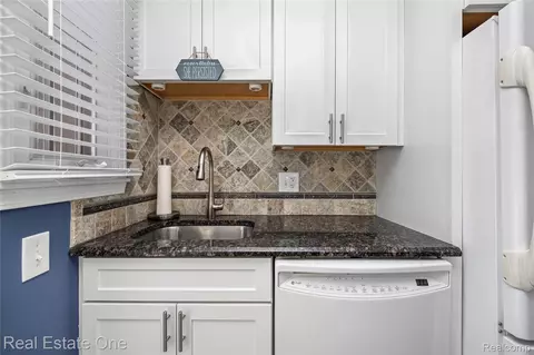 Kitchen - 1675 Graefield Rd, Birmingham, MI 48009 photo 5 of 5