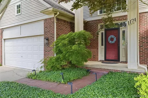1174 Horseshoe Dr, South Lyon, MI 48178