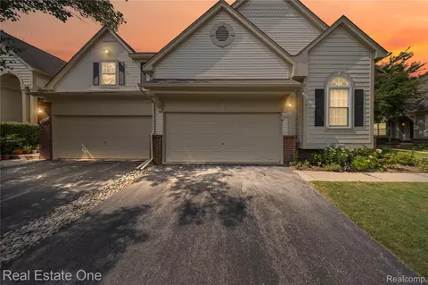 38282 Saratoga Cir, Farmington Hills, MI 48331