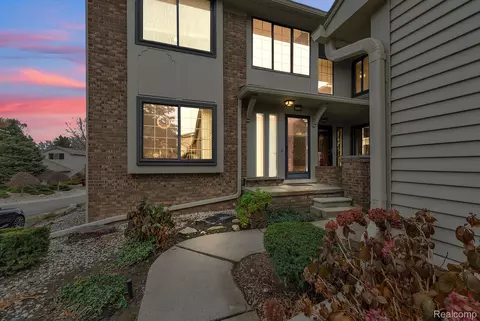 7258 Creeks Bend Ct, West Bloomfield, MI 48322