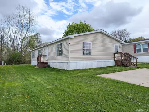 11413 Harbor Cv, Fenton, MI 48430