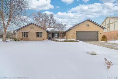 37734 Pickford Dr, Livonia, MI 48152