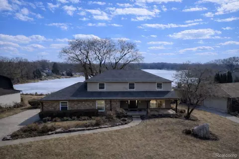 54832 Blue Cloud Dr, Shelby Township, MI 48315