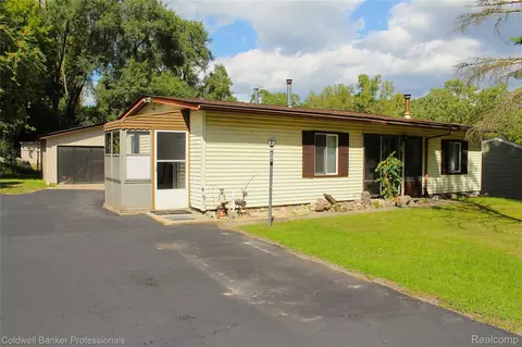 10593 9 Mile Rd, Green Oak, MI 48189