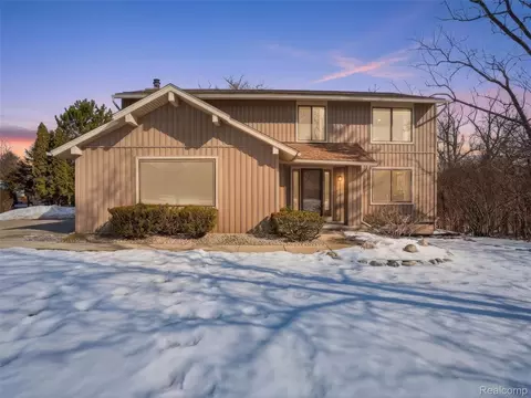 5585 Culpepper Dr, West Bloomfield, MI 48322