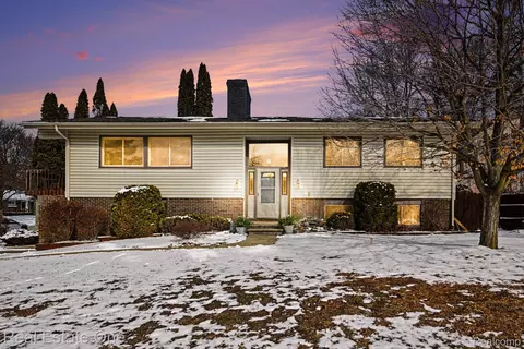 310 Bennett St, Milford, MI 48381