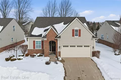 1082 Paddock Dr, South Lyon, MI 48178