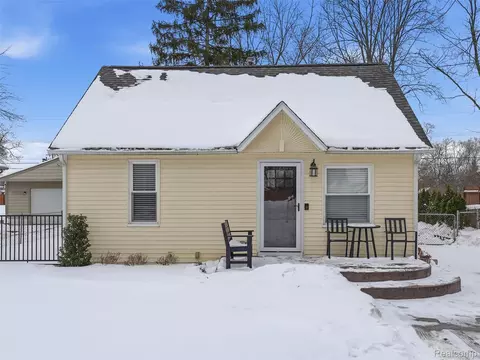 47300 Burton Dr, Shelby Township, MI 48317