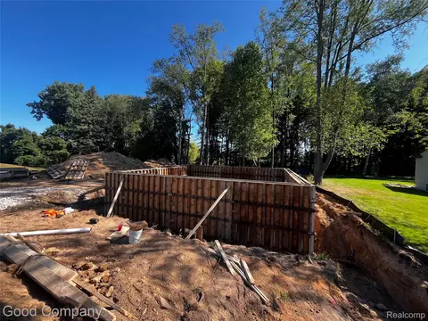 640 Sunnybeach Dr, White Lake, MI 48386