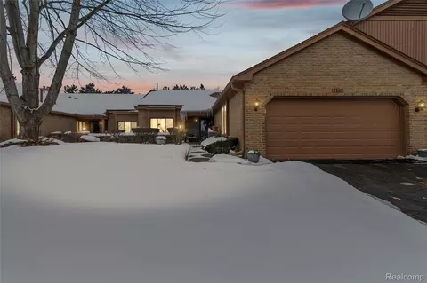 2162 London Bridge Dr, Rochester Hills, MI 48307