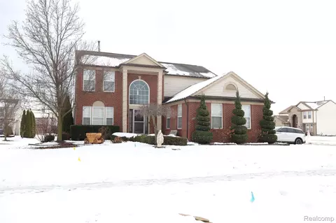 17752 Country Club Dr, Macomb, MI 48042