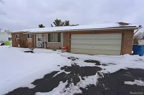 168 Mccatty Dr, White Lake, MI 48386