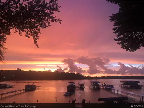 10868 Bob White Beach Blvd, Whitmore Lake, MI 48189
