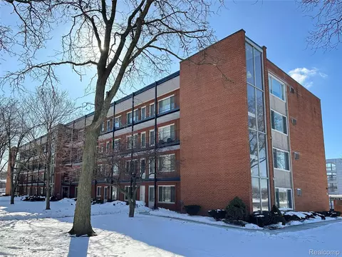 2925 W 13 Mile Rd #205, Royal Oak, MI 48073
