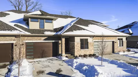 7477 Gramercy Cir #17, West Bloomfield, MI 48322