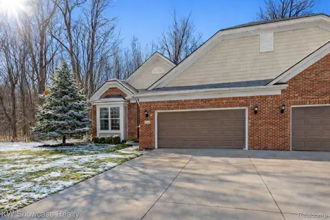 49724 Broadacre Dr #57, Macomb, MI 48042