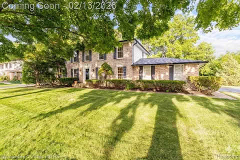3014 Caswell Dr, Troy, MI 48084